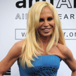 Donatella Versace, 53-letnia siostra zmarłego Gianniego Versace w Cannes, gdzie w kreacjach domu mod