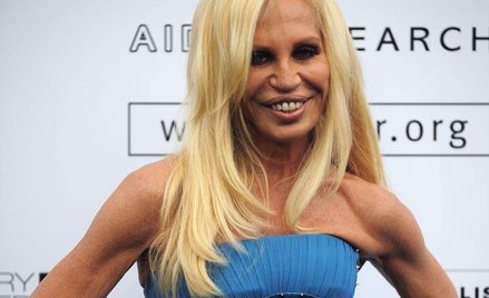 Donatella Versace, 53-letnia siostra zmarłego Gianniego Versace w Cannes, gdzie w kreacjach domu mod