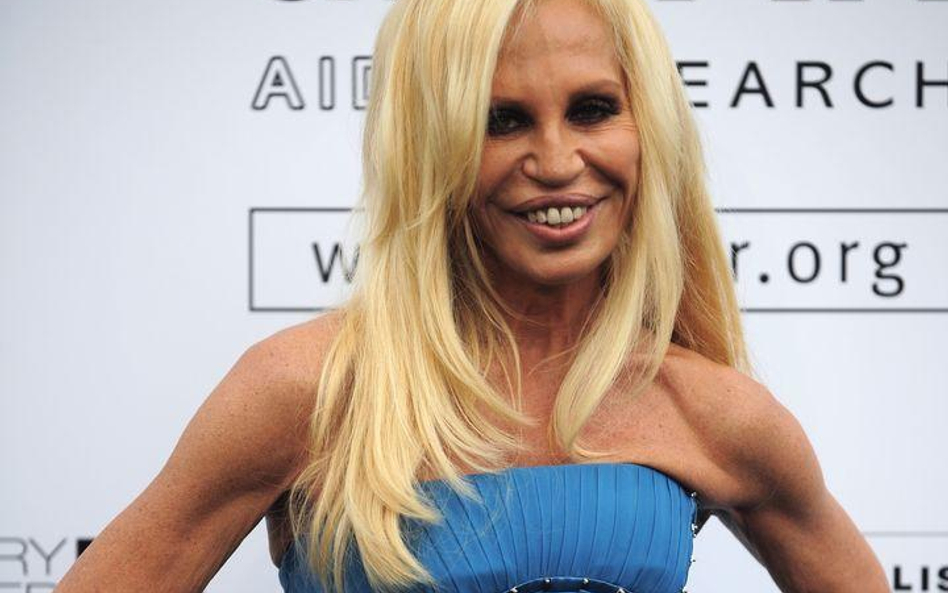 Donatella Versace, 53-letnia siostra zmarłego Gianniego Versace w Cannes, gdzie w kreacjach domu mod