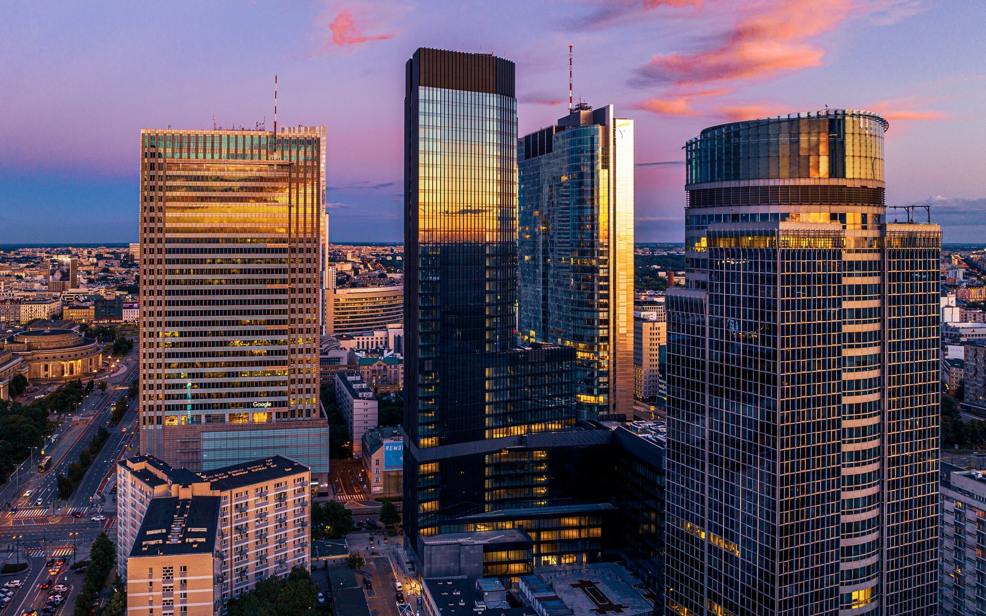 Znikające biura w Warszawie. Popyt rozpaczliwie szuka metrów