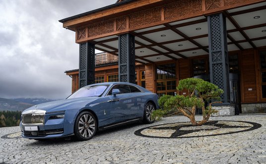 Najnowszy Rolls-Royce, elektryczny Spectre, też pojawił się w Karkonoszach.