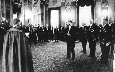 Adolf Hitler wita arcybiskupa Cesare Orsenigo, nuncjusza papieskiego. Berlin, 1 maja 1936 r.