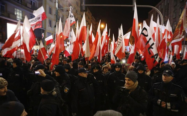 13 grudnia: Polacy murem podzieleni