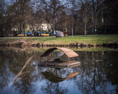 Tratwy rozmieszczono w kilkunastu lokalizacjach, m.in. na Kanale Piaseczyńskim oraz na zbiornikach w