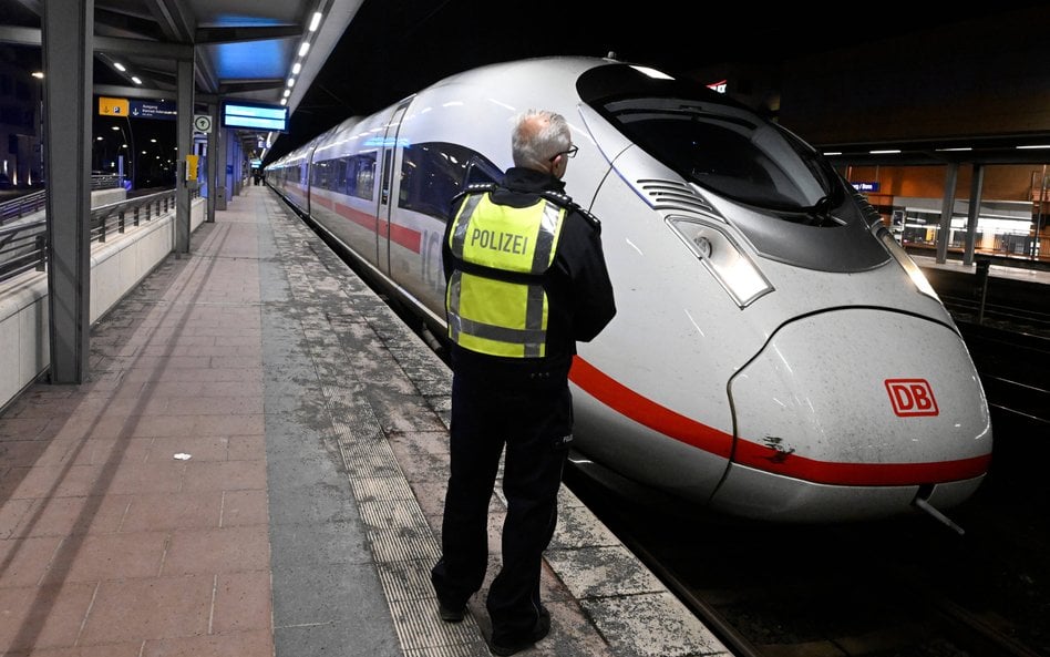 Akcja na dworcu trwała od godz. 20.30 do późnych godzin nocnych z czwartku na piątek.