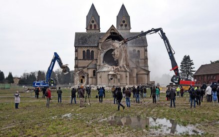 Prace rozbiórkowe neoromańskiej katedry św. Lamberta w Immerath