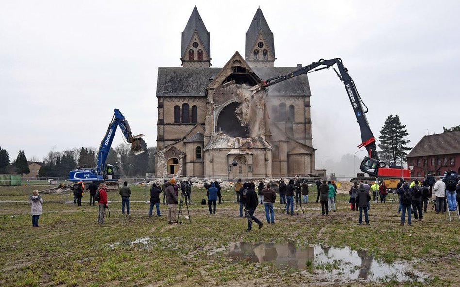 Prace rozbiórkowe neoromańskiej katedry św. Lamberta w Immerath