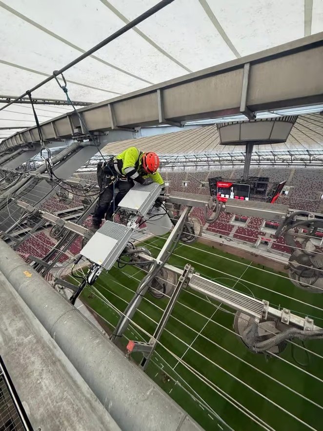 Nowoczesna sieć pokrywa nie tylko same trybuny, ale również strefy VIP, zaplecze techniczne oraz pun
