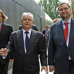 Dariusz Gawin, Lech Kaczyński, Jan Ołdakowski na terenie Muzeum Powstania Warszawskiego (fot. Julia 
