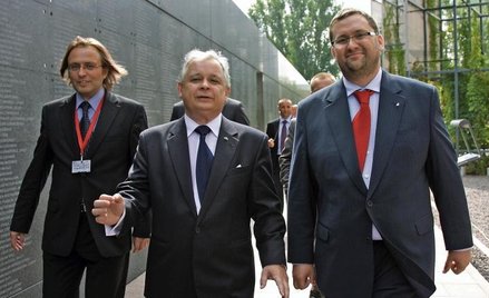 Dariusz Gawin, Lech Kaczyński, Jan Ołdakowski na terenie Muzeum Powstania Warszawskiego (fot. Julia 