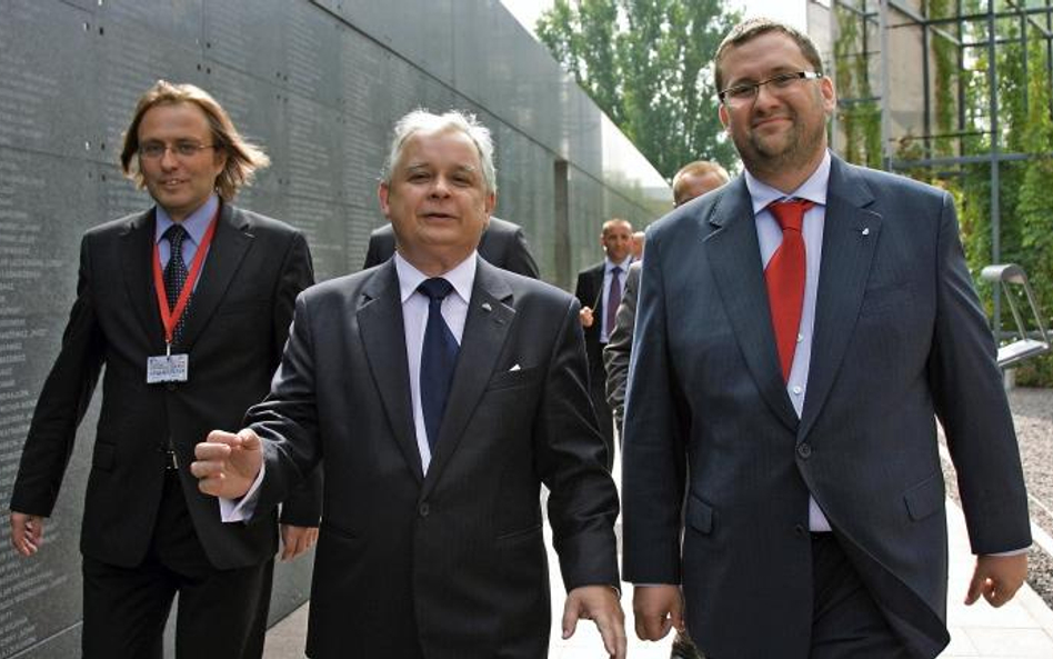 Dariusz Gawin, Lech Kaczyński, Jan Ołdakowski na terenie Muzeum Powstania Warszawskiego (fot. Julia 