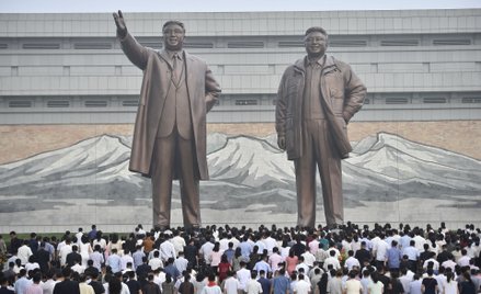 Pomniki Kim Ir Sena i Kim Dzong Ila w Pjongjangu
