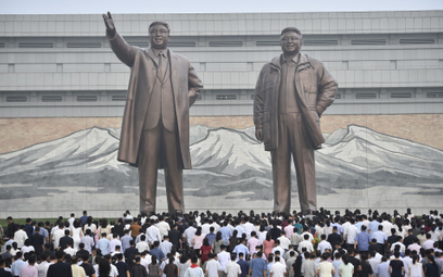 Pomniki Kim Ir Sena i Kim Dzong Ila w Pjongjangu