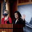 Kongresmenki Pramila Jayapal  i Elizabeth Warren (z lewej) zarzuciły m.in. Google’owi,  że świadomie