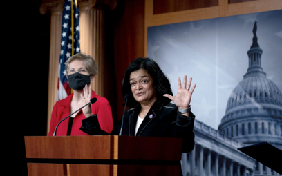 Kongresmenki Pramila Jayapal  i Elizabeth Warren (z lewej) zarzuciły m.in. Google’owi,  że świadomie