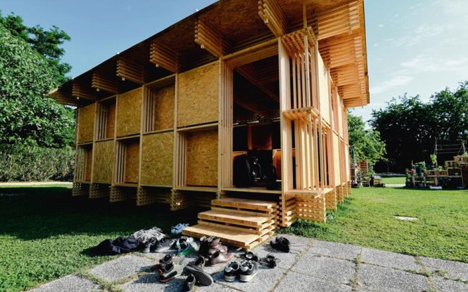 Budynek projektu Jingxiang Zhu. Jak widać, Chiny stawiają na sklejkę i cierpliwość