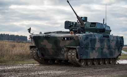 Wozy bojowe Borsuk wędrują do wojska