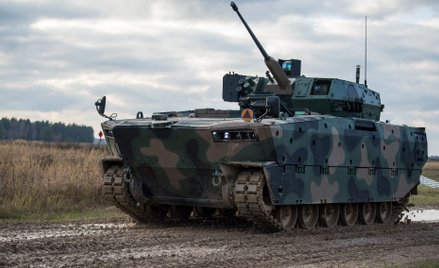 Wozy bojowe Borsuk wędrują do wojska
