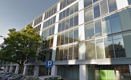 Warszawa: Siedziba GDDKiA została ostrzelana czy elewacja sama pękła?