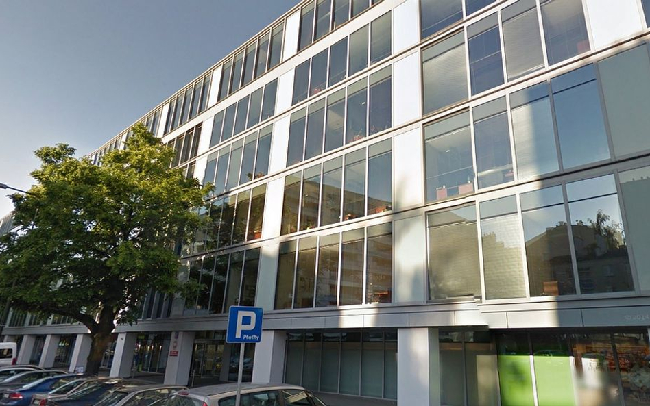 Warszawa: Siedziba GDDKiA została ostrzelana czy elewacja sama pękła?