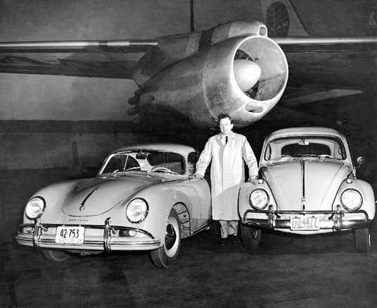 Ferry Porsche przy garbusie i dzielącym z nim wiele podzespołów sportowym modelu 356.