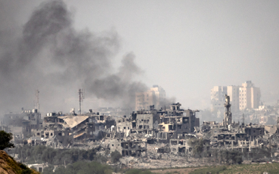 Czarny dym unoszący się nad Strefą Gazy w czasie toczących się starć pomiędzy Izraelem a palestyńską