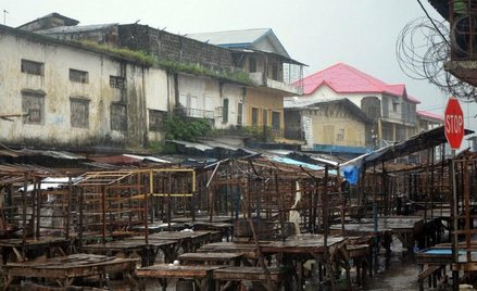 Rynek w stolicy Liberii, Monrovii opustoszały z powodu kwarantanny