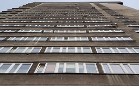 Lucyna nie żyła i że znaleziono ją pod oknami domu, w którym mieszkała. Domu, który Warszawiacy od l