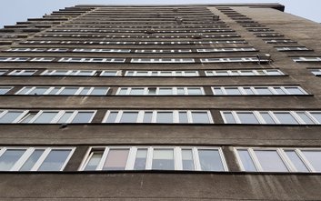 Lucyna nie żyła i że znaleziono ją pod oknami domu, w którym mieszkała. Domu, który Warszawiacy od l