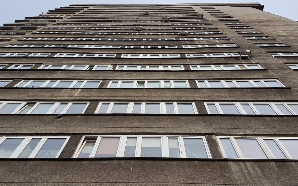 Lucyna nie żyła i że znaleziono ją pod oknami domu, w którym mieszkała. Domu, który Warszawiacy od l