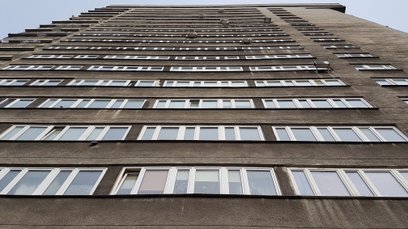 Lucyna nie żyła i że znaleziono ją pod oknami domu, w którym mieszkała. Domu, który Warszawiacy od l