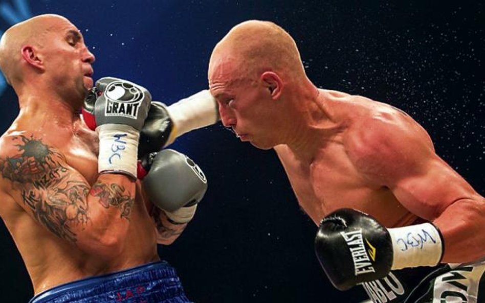 Krzysztof „Diablo” Włodarczyk (zadaje cios) już czwarty raz obronił mistrzowski pas WBC