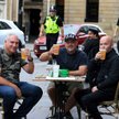 Anglicy nie wrócili masowo do pubów i restauracji