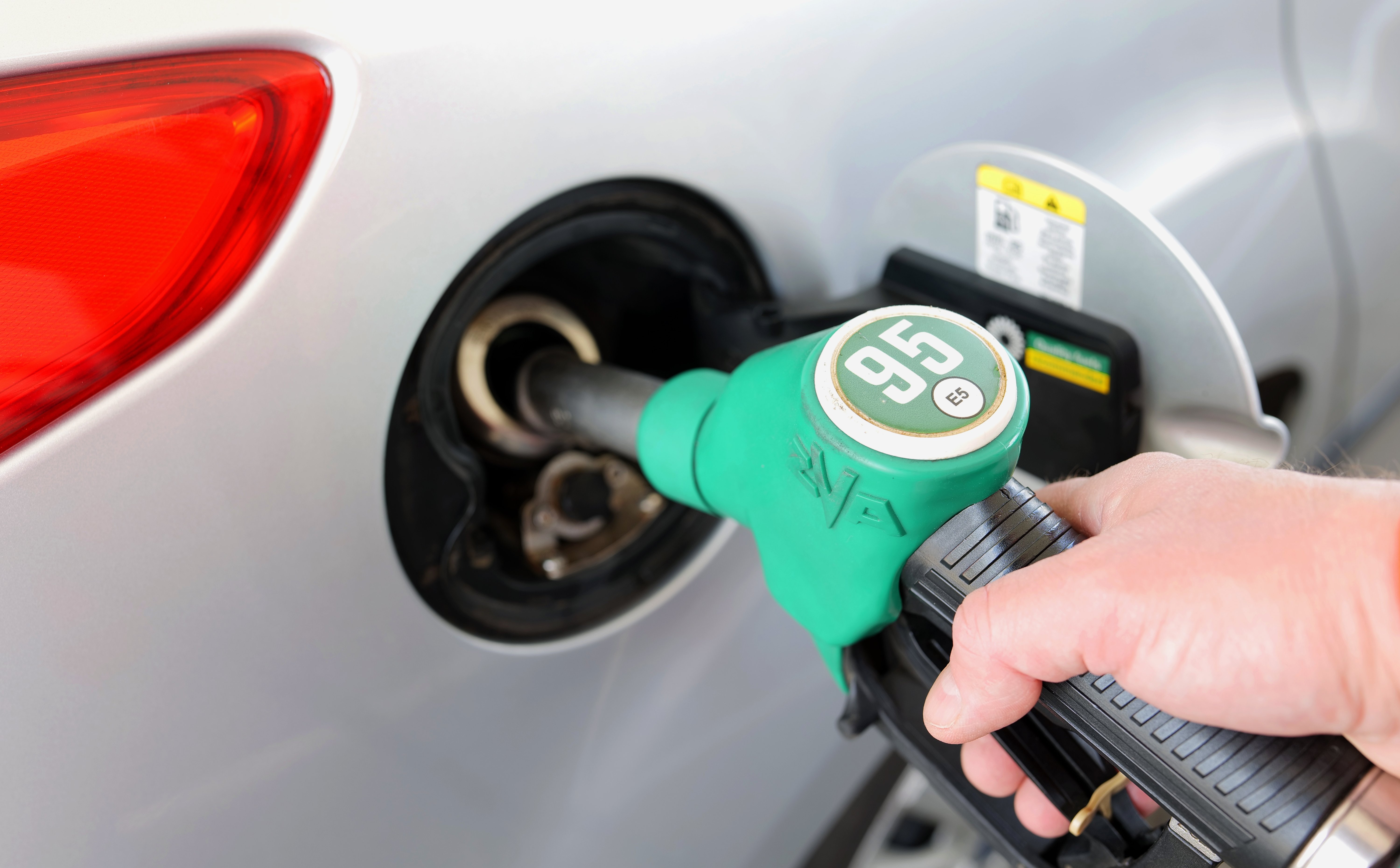 Spalinowe auto w kosztach firmy? Lepiej kupić je jeszcze w tym roku