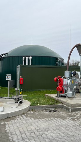 Biogazownia znajduje się w Rolniczym Zakładzie Doświadczalnym Wilanów–Obory