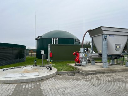 Biogazownia znajduje się w Rolniczym Zakładzie Doświadczalnym Wilanów–Obory