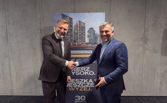 Podpisanie umowy. Wojciech Gerber – Prezes Zarządu Adamietz Warszawa Sp. z o.o., Andrzej Nizio – Wic