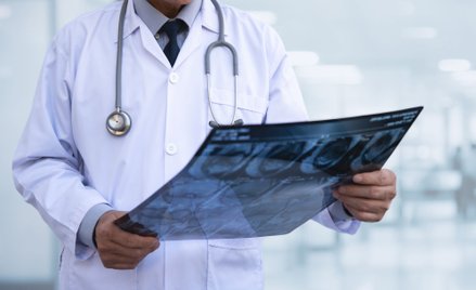W ciągu dwóch miesięcy lekarz-rekordzista wystawił w szpitalu w Ciechanowie faktury łącznie na 574 t