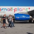 Small Planet zarobi na dużych walizkach i nartach