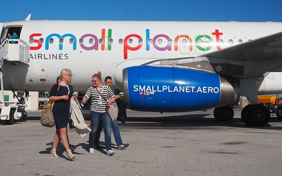 Small Planet zarobi na dużych walizkach i nartach