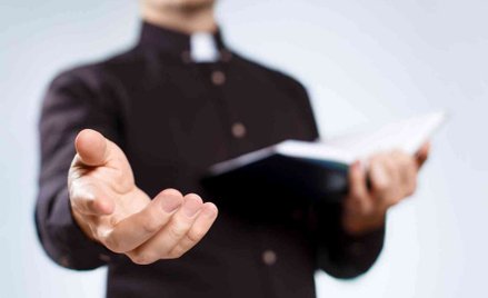 Sondaż: Polacy krytyczni wobec działań rządu ws. pedofilii w Kościele