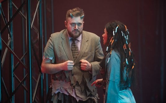 Zuzanna Saporznikow w roli Joli i Robert Czerwiński - Osmółki w spektaklu Teatru TV "Piekło-Niebo"