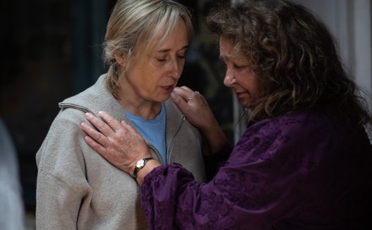 Dominika Bednarczyk i Anna Dymna w spektaklu Teatru TV "Królowa miłości" w reż. Moniki Czajkowskiej,