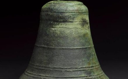 Dzwon z brązu ma wybitą datę: 1498 rok