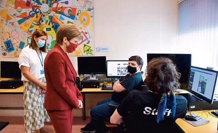 Nicola Sturgeon zniosła w środę ostatnie restrykcje związane z pandemią. To stwarza warunki do przep