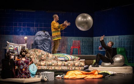 Od lewej tyłem: Petra – Monika Frajczyk, Pani Stockman – Małgorzata Zawadzka, Doktor Thomas Stockman