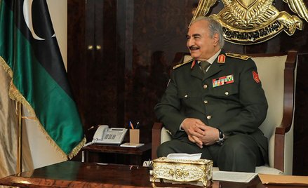 Haftar pozwany za zbrodnie wojenne. Rodziny ofiar chcą miliarda dolarów