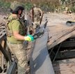 Ukraińscy żołnierze naprawiają uszkodzony most