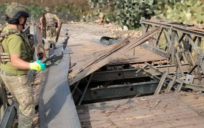 Ukraińscy żołnierze naprawiają uszkodzony most