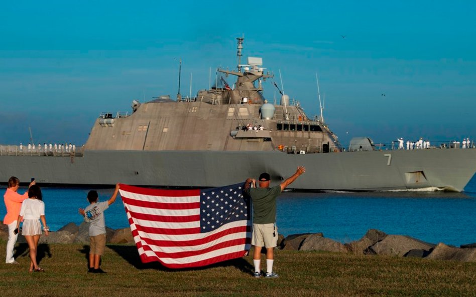 USS Detroit wychodzi z bazy w Mayport w swój pierwszy rejs operacyjny. Fot./US Navy.